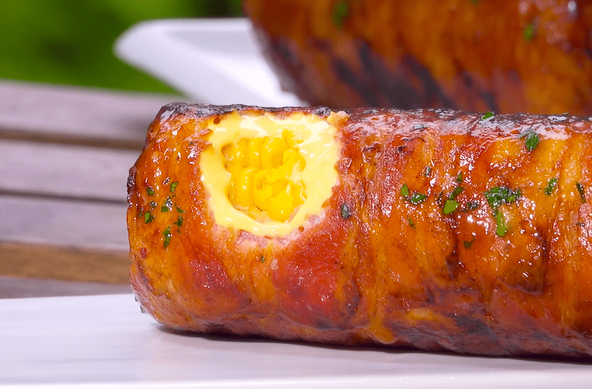 In Bacon und Käse gegrillter Mais