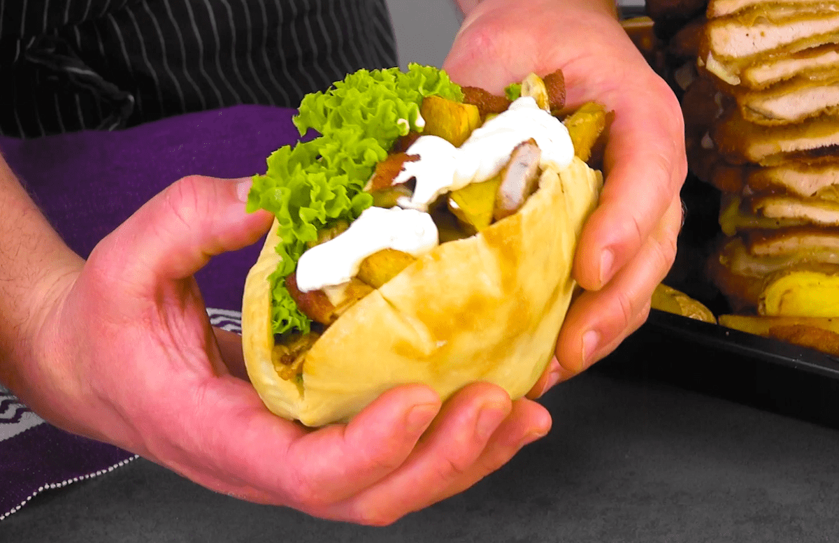 Fast wie Döner: Schnitzel und Pommes im Pitabrot