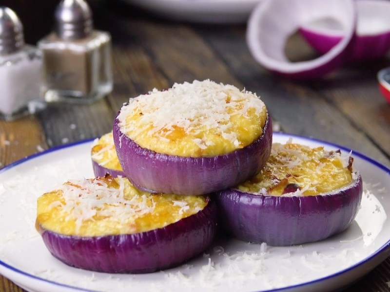 Ideen fürs Frühstücksei: 4 Eier in Zwiebeln auf einem Teller gestapelt.