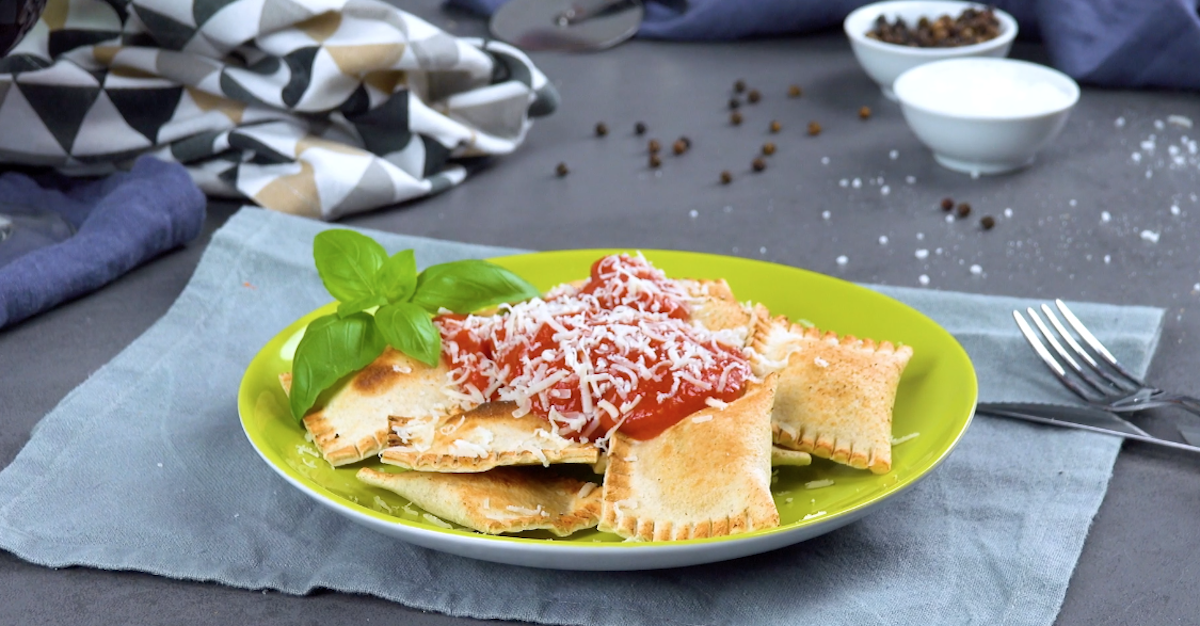 Ravioli aus Toastbrot mit Tomate-Mozzarella-Füllung