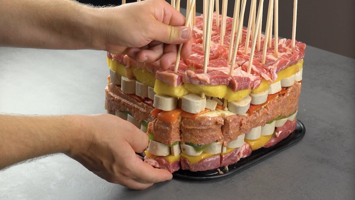 Ein Grillspieß wird herausgelöst