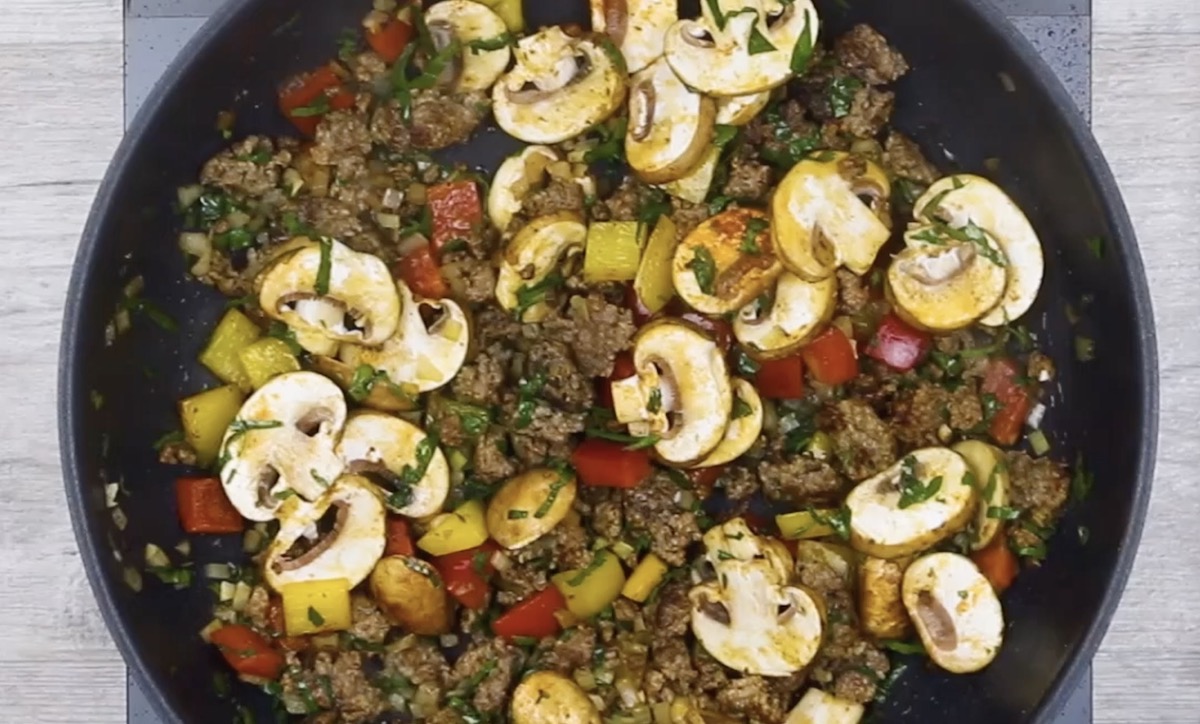 Zutaten für Füllung werden in Pfanne gegart