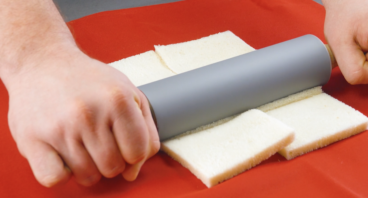 Toastscheiben werden mit Nudelholz geplättet