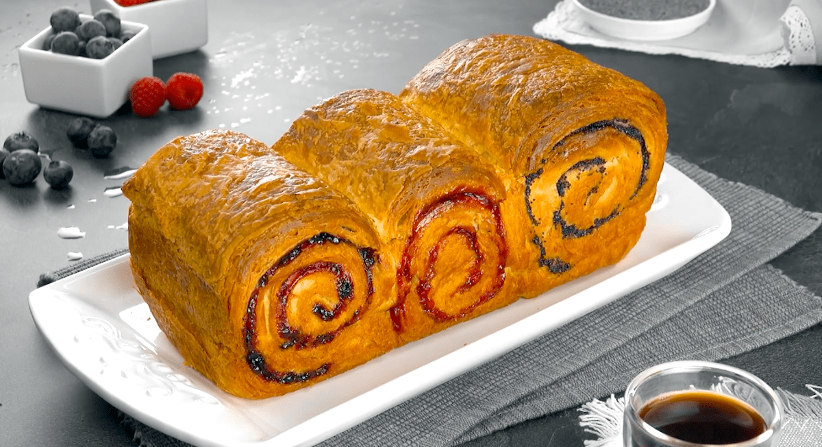 Mit Himbeeren, Blaubeeren und Mohn gefülltes Croissant Brot