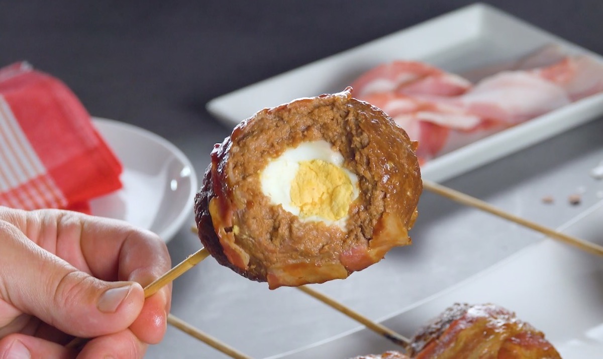 Ei in Hackfleisch am Spieß