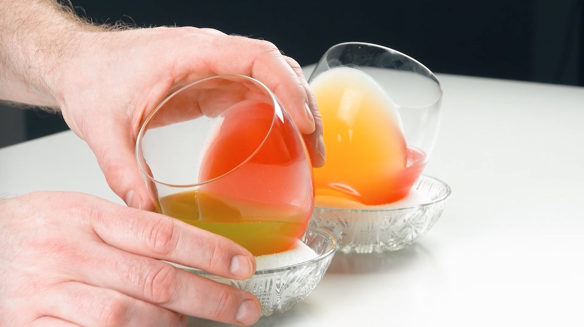 Gummibärenflüssigkeit in schräg stehenden Gläsern