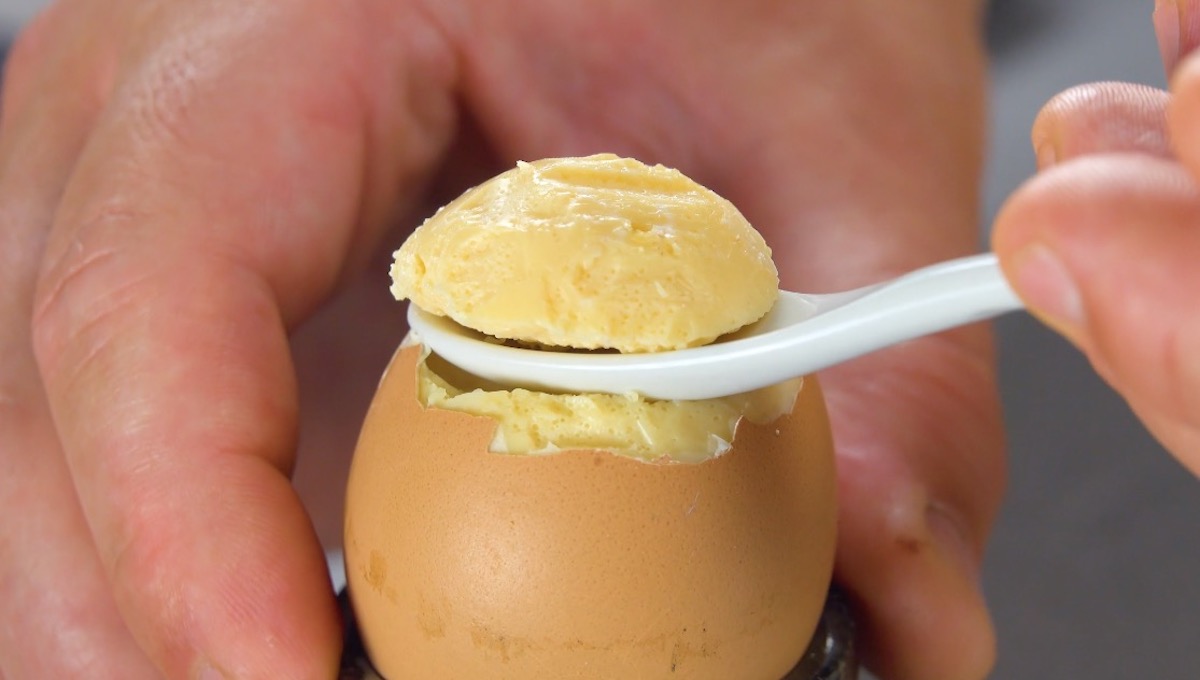 Gegrilltes Ei wird mit Löffel gegessen