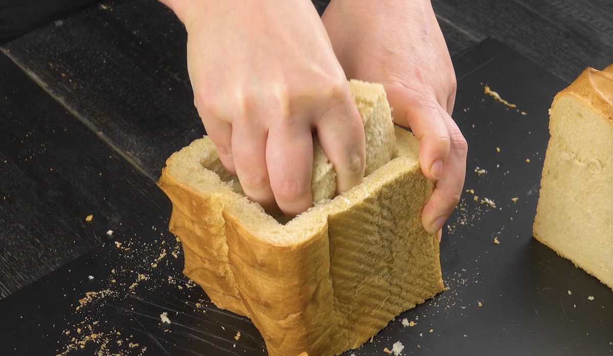 Ein Toastbrot-Quader wird ausgehöhlt