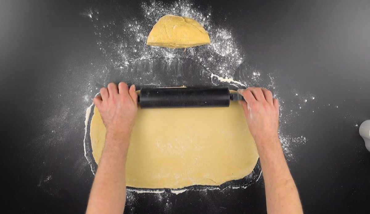 Hälfte des Hefeteigs wird ausgerollt