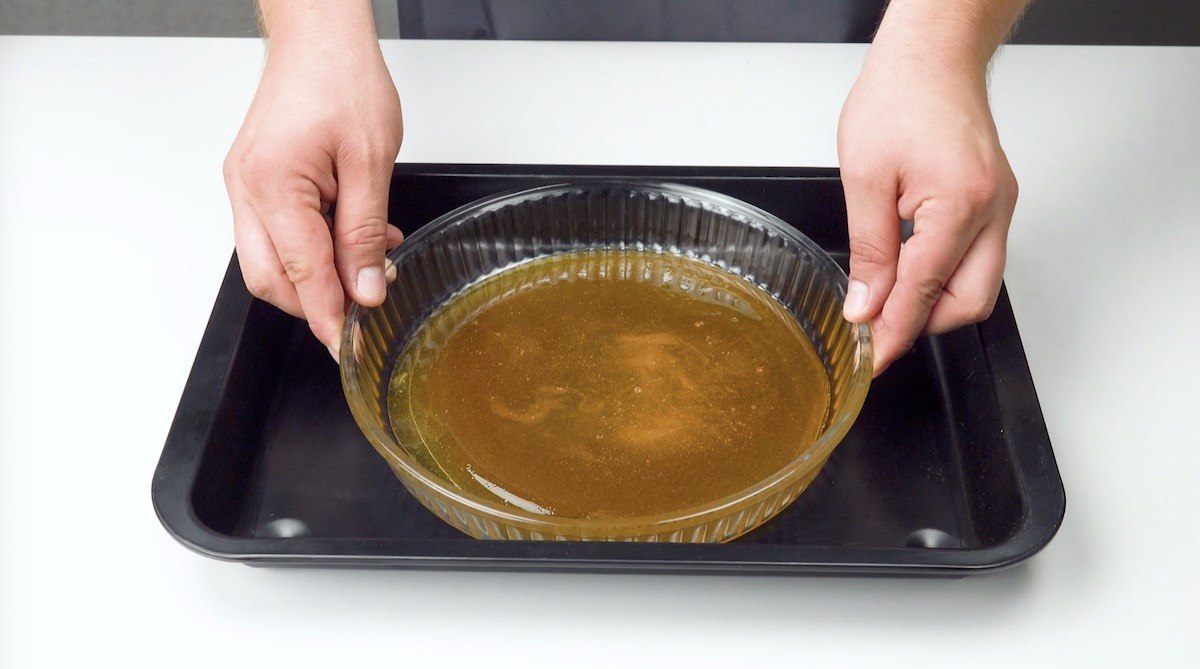 Flüssiges Karamell wird in Form gefüllt und auf Backblech gestellt