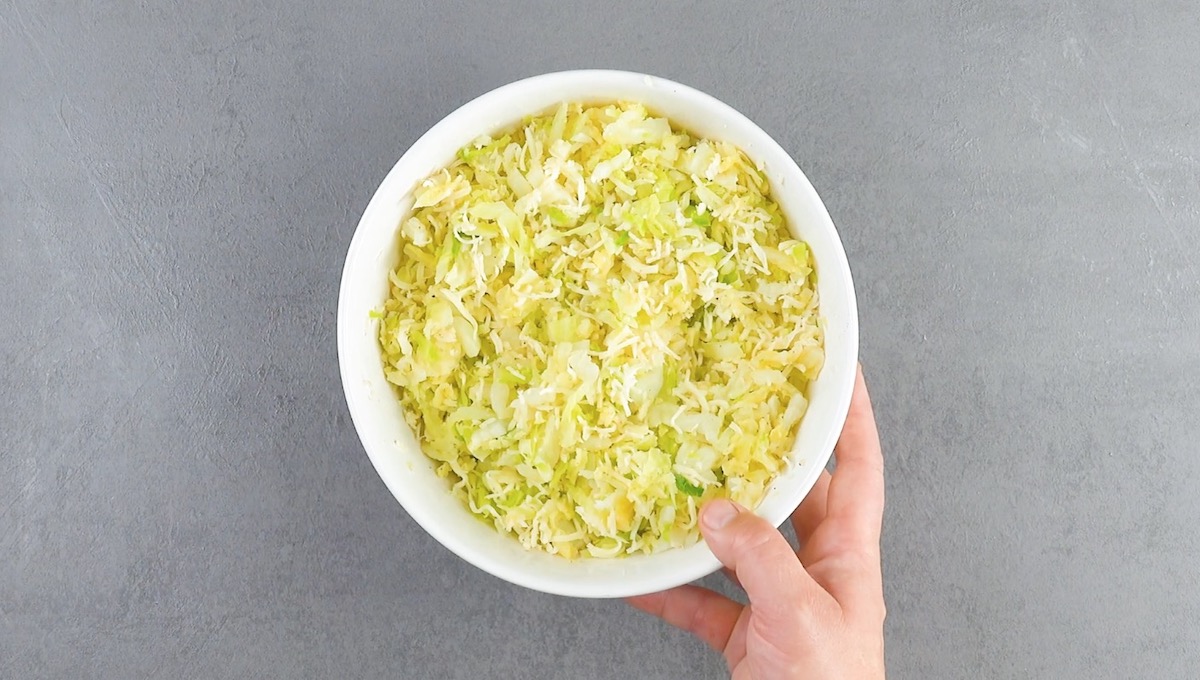 Klein geschnittener Wirsing in einer Schüssel
