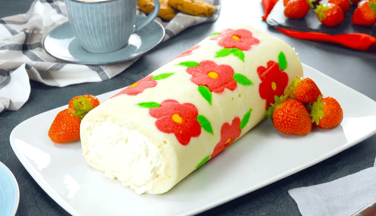 Florale Biskuitrolle mit Frischkäsecreme und Erdbeeren