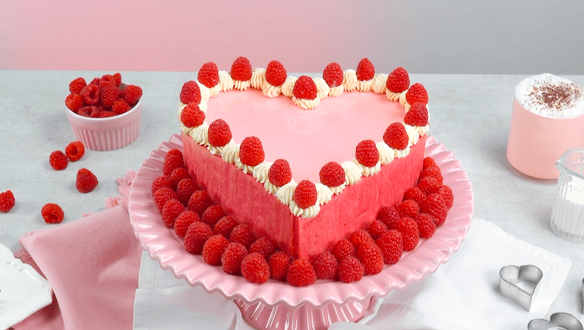 Himbeertorte, gefüllt mit fruchtigem Pudding