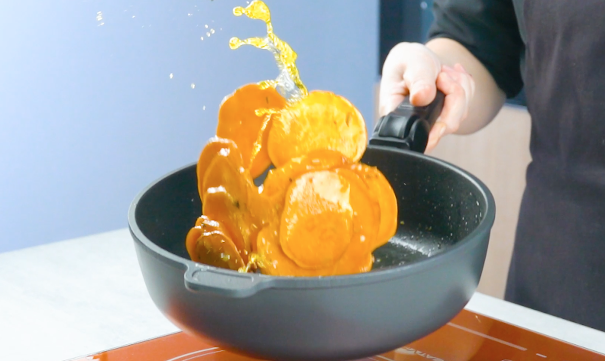 Dünne Süßkartoffel-Scheiben werden in Butter geschwenkt