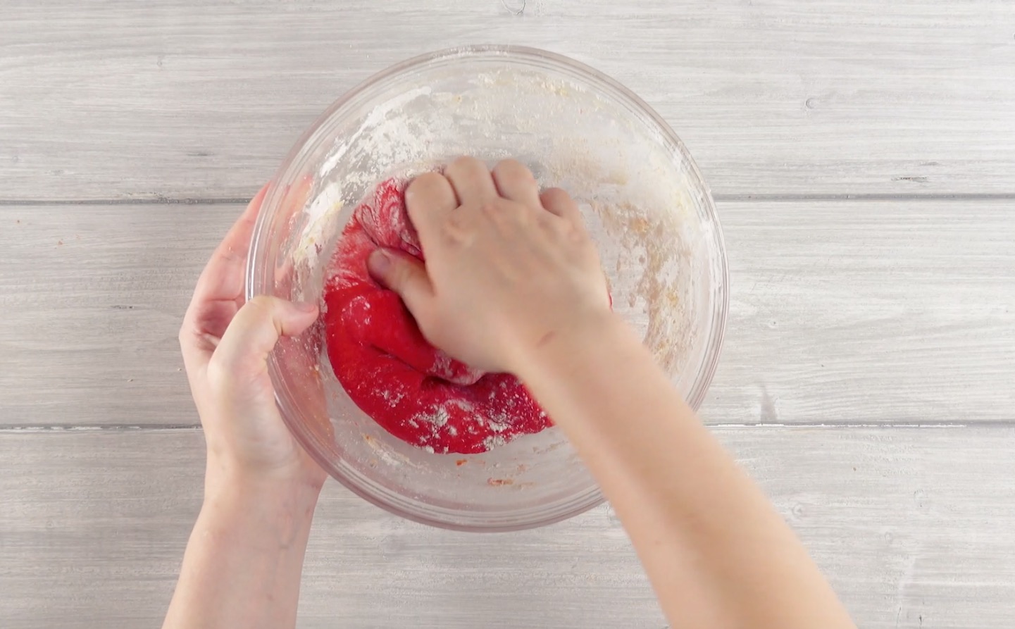 Roter Brotteig wird in Schüssel geknetet