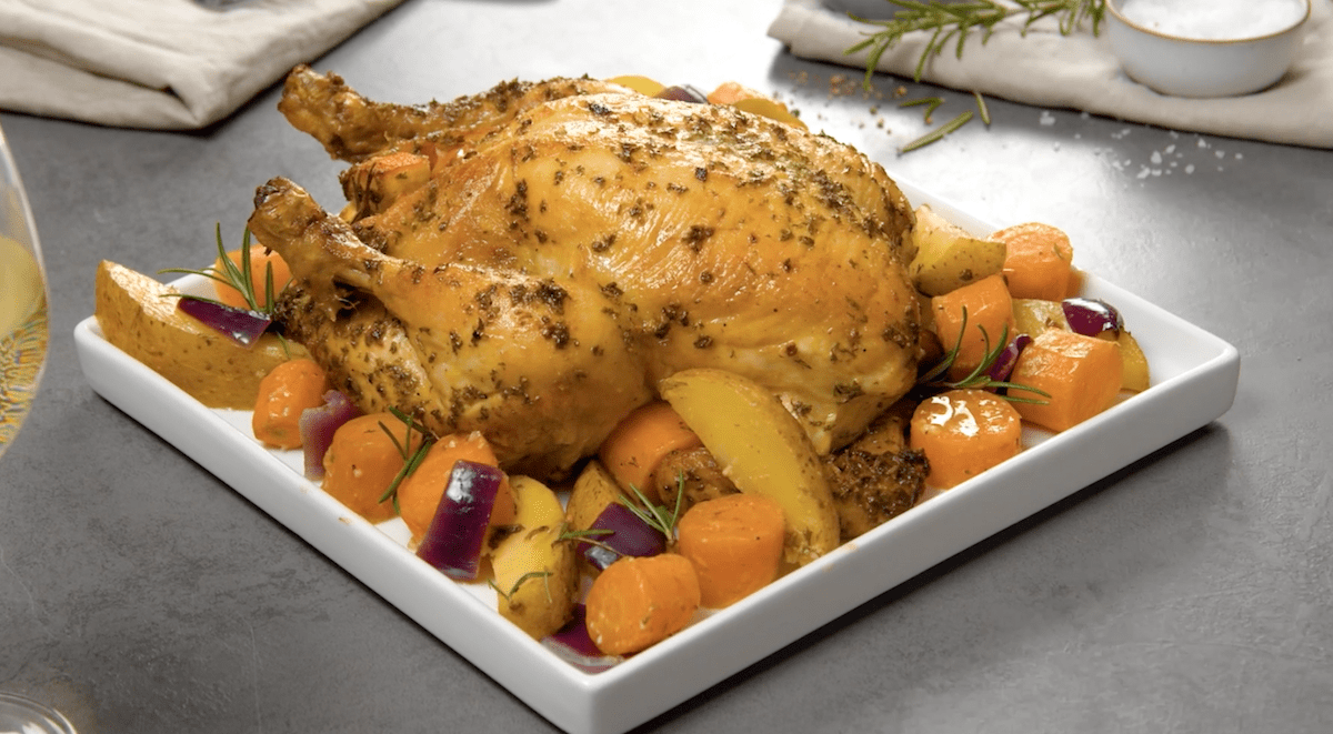 Buntes Ofengemüse mit Hähnchen und Kräuterbutter