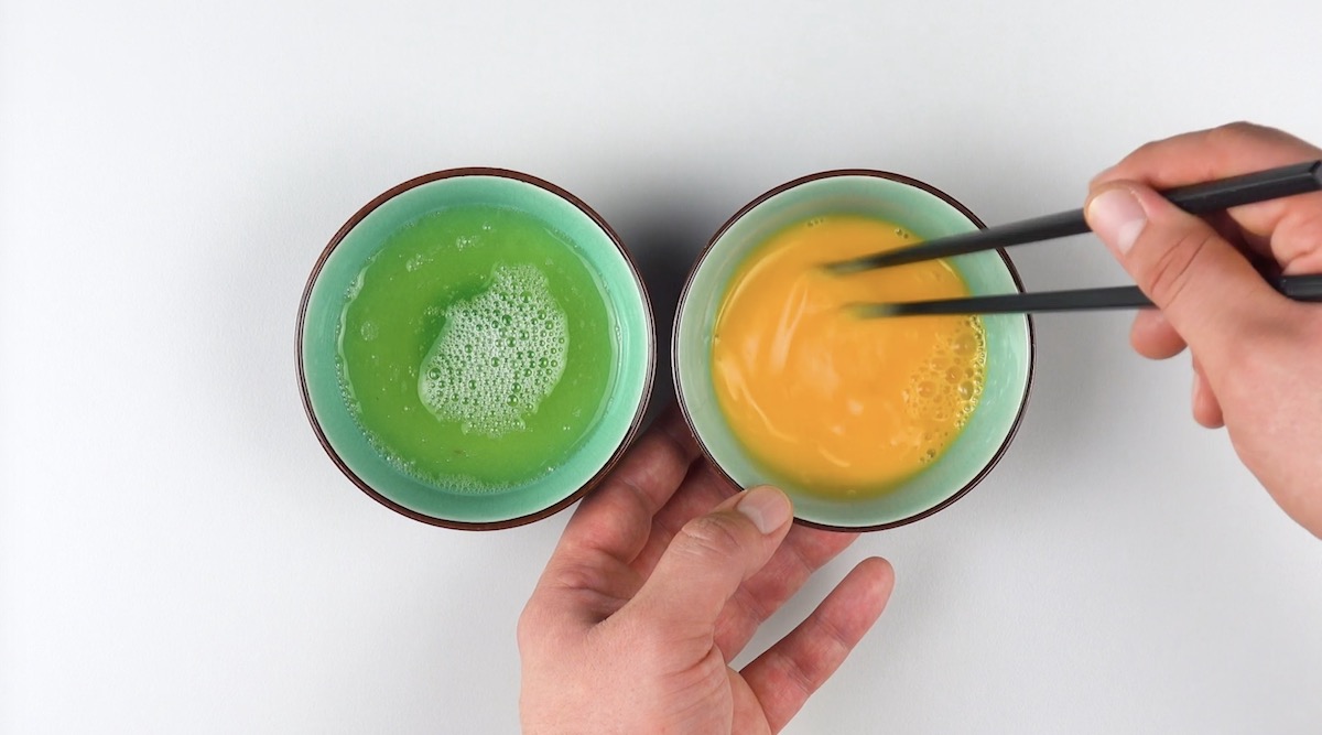 Rohe Eier werden getrennt und Eigelbe in Schüssel verrührt
