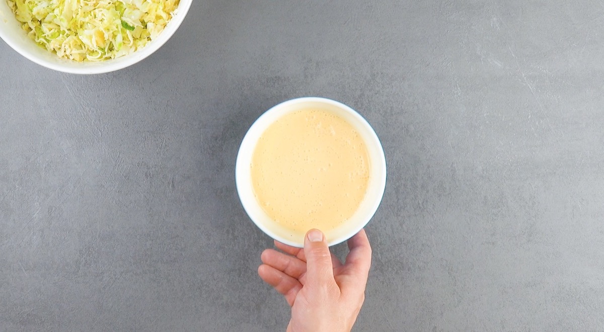 Eier mit Schlagsahne vermischt in einer Schüssel