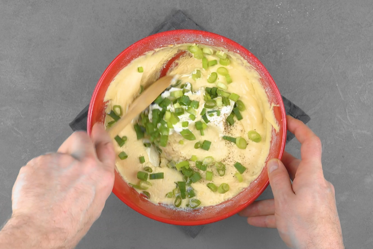 Alle Zutaten für den Teig werden in einer Schüssel miteinander verrührt