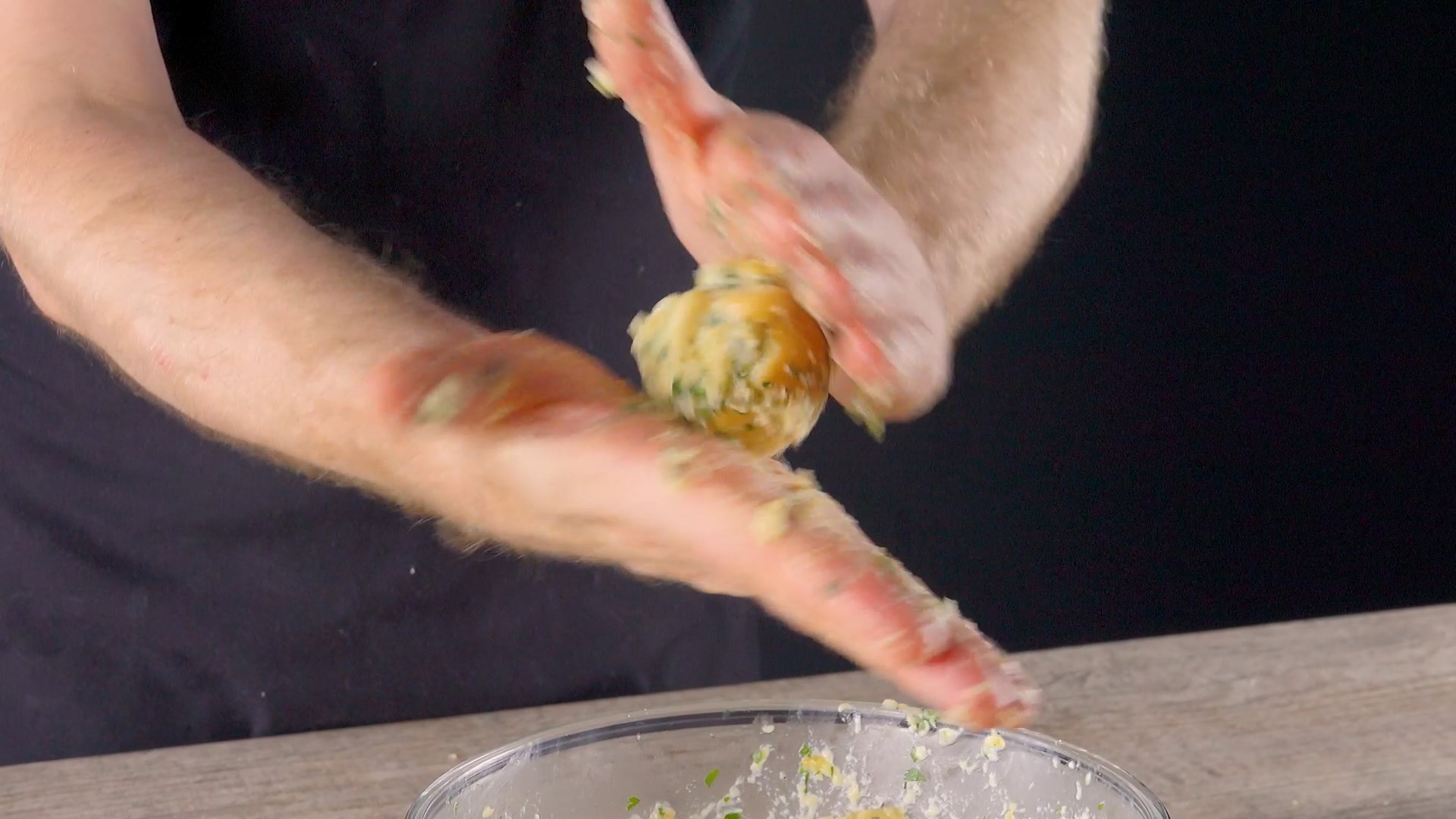 Semmelknödeln werden mit den Händen geformt