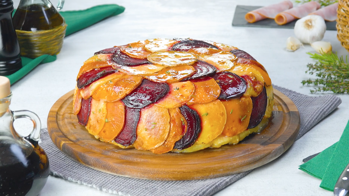 Herzhafter Kartoffelkuchen mit Rote Bete, Schinken und Käse