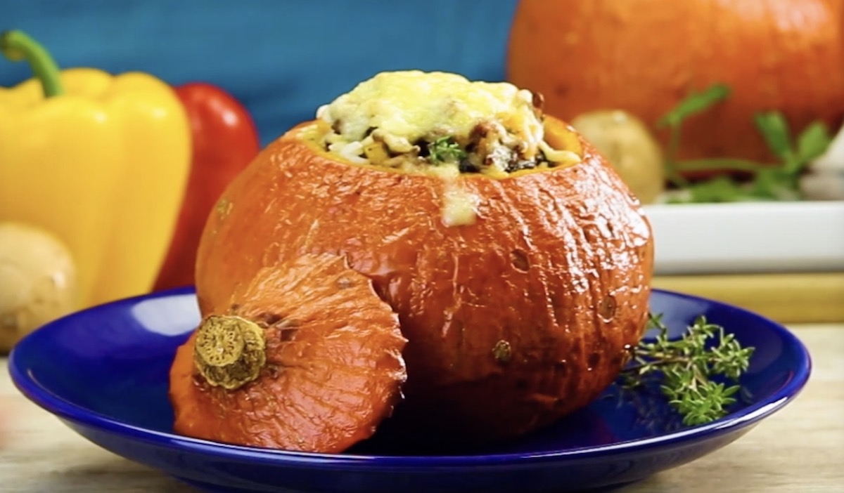 Mit Hackfleisch gefüllter Kürbis, der mit Käse überbacken wurde