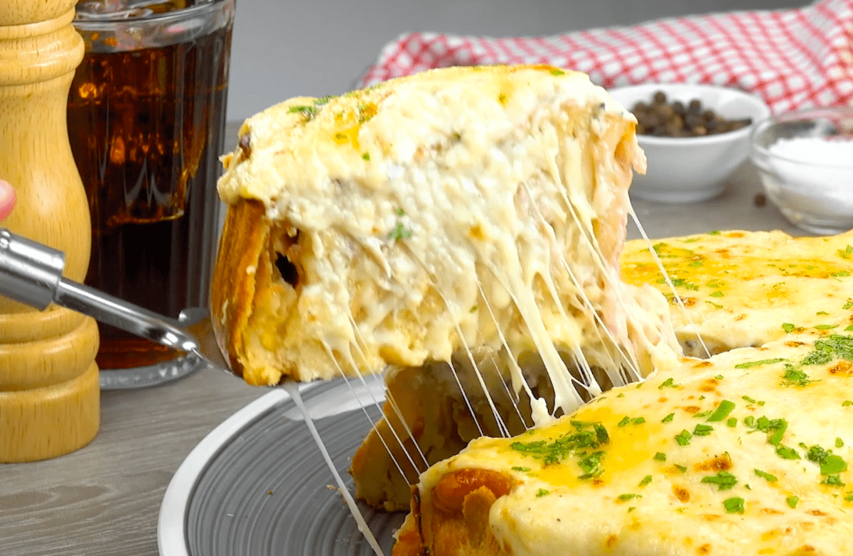 XXL-Schinken-Käse-Sandwich aus der Kuchenform