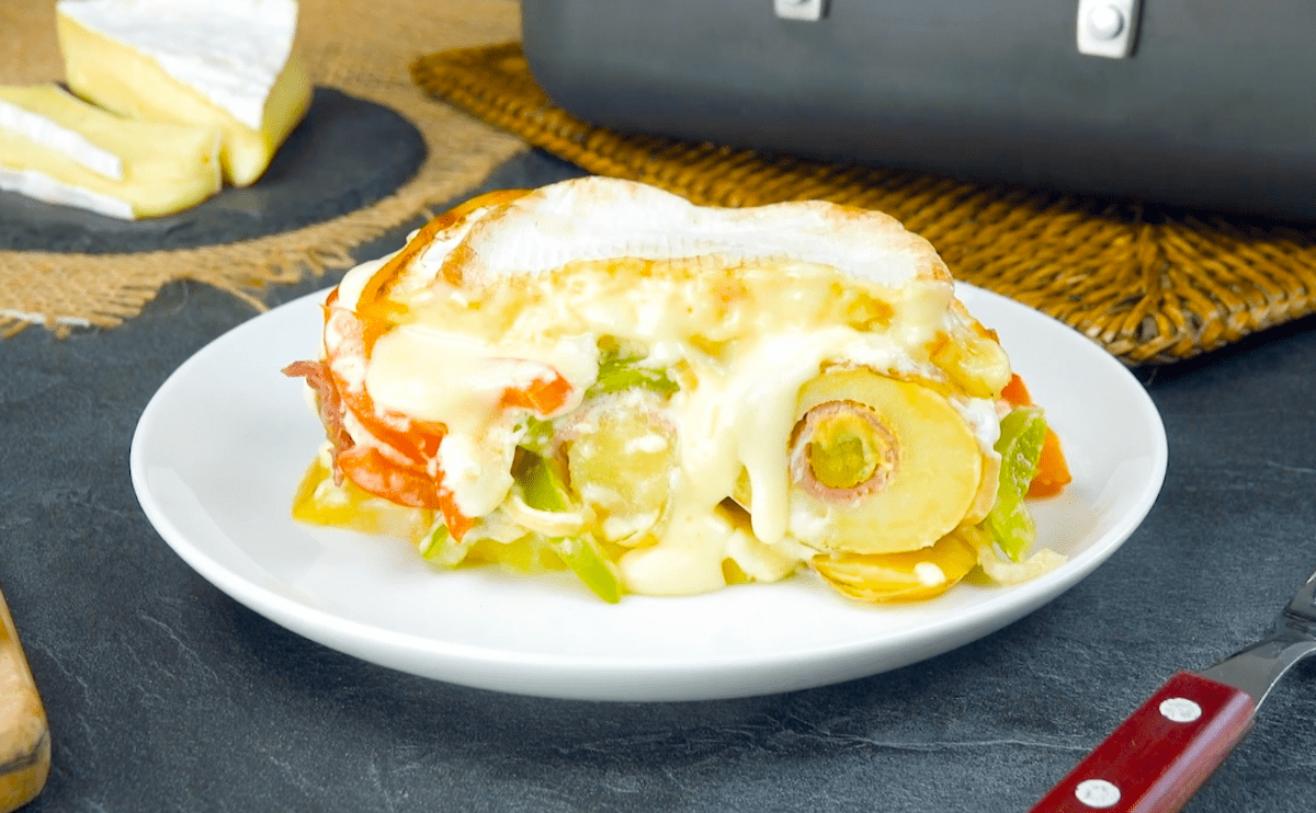 Köstliche Tartiflette mit Camembert, Speck und Gewürzgurken