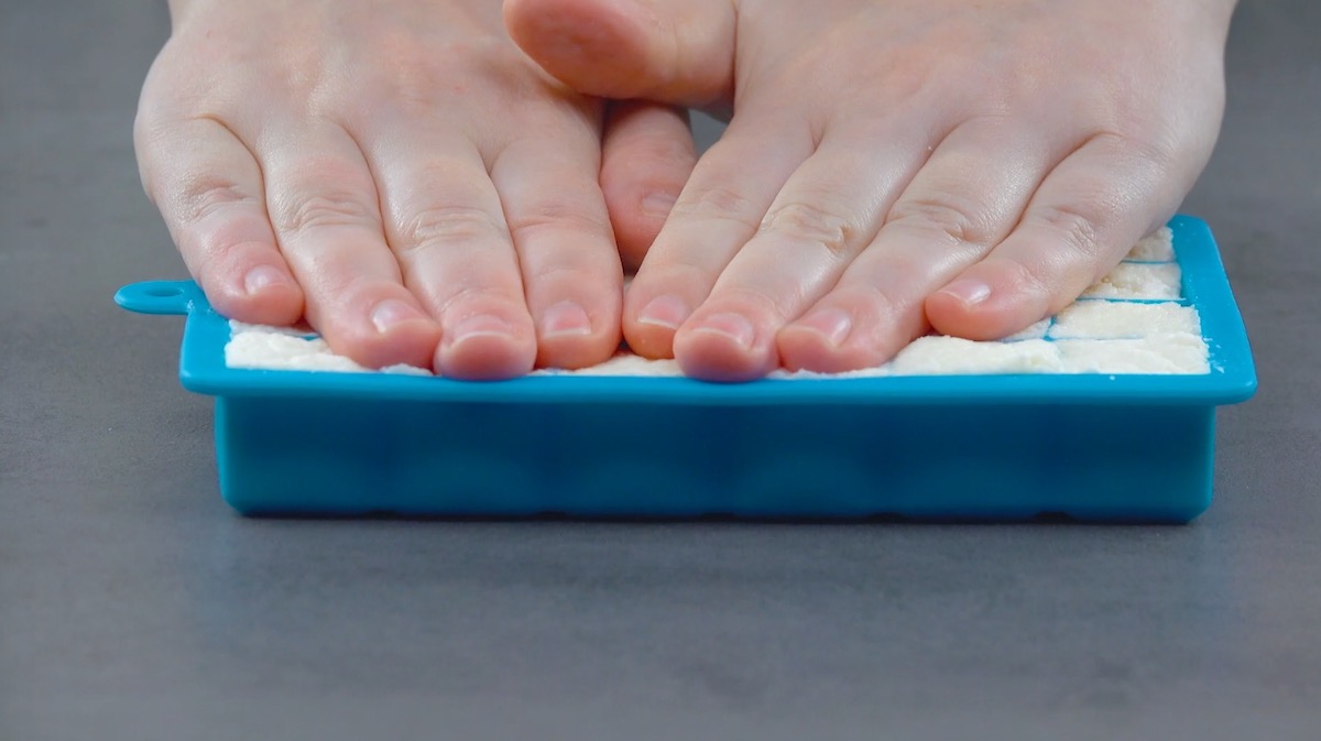 Mozzarellakugln werden in Eiswürfelform gedrückt