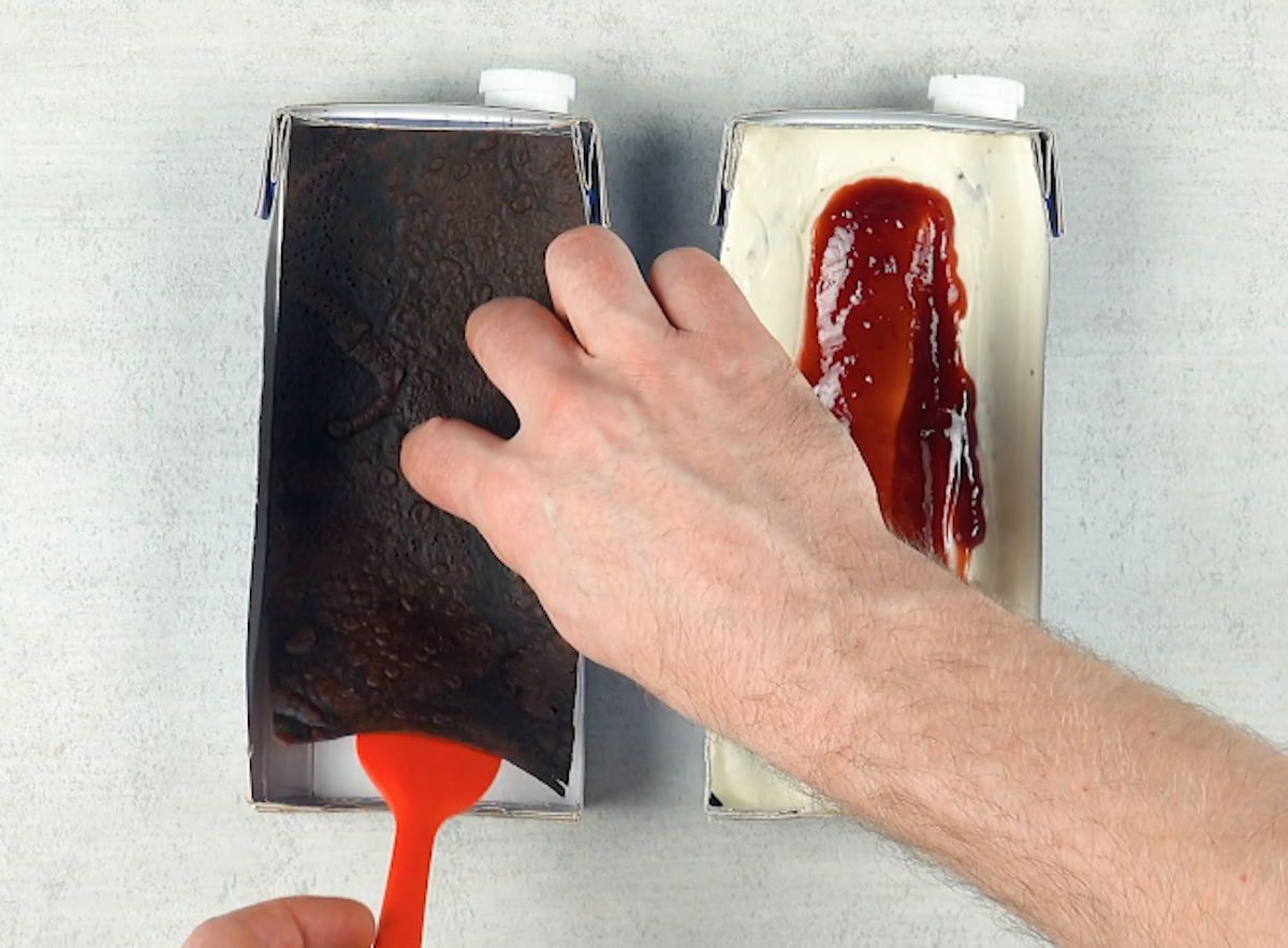 Ein Crêpe wird in den linken von zwei Milchkartons gelegt