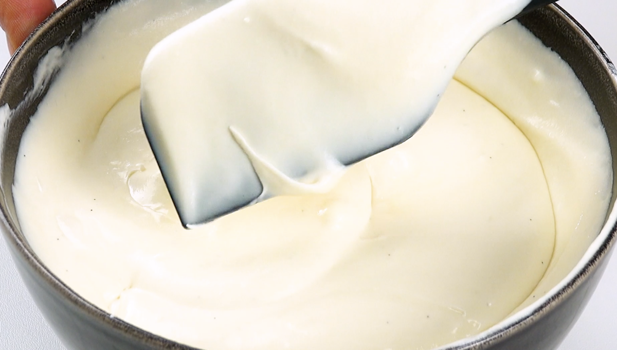 Sahnecreme wird umgerührt