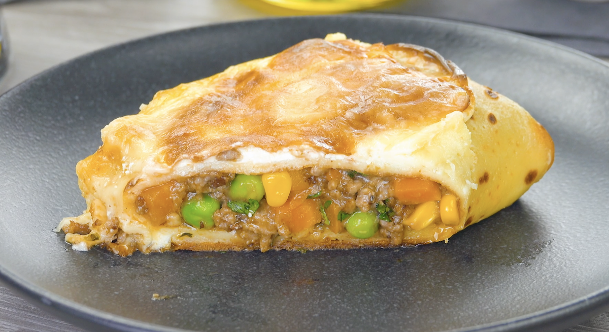 Eine angeschnittene Portion Crêpe-Auflauf