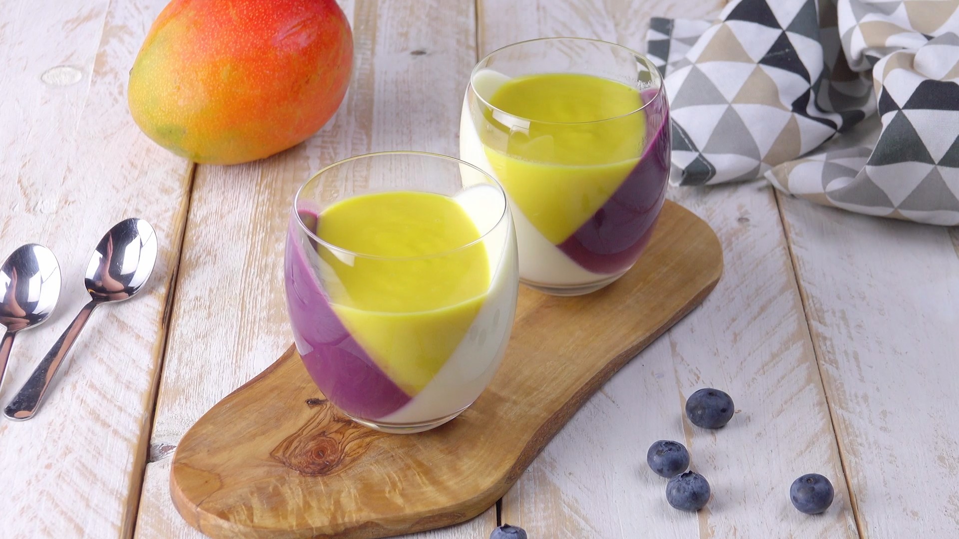 2 Pannacotta-Schichtdesserts in 3 Geschmacksrichtungen in Dessertgläsern