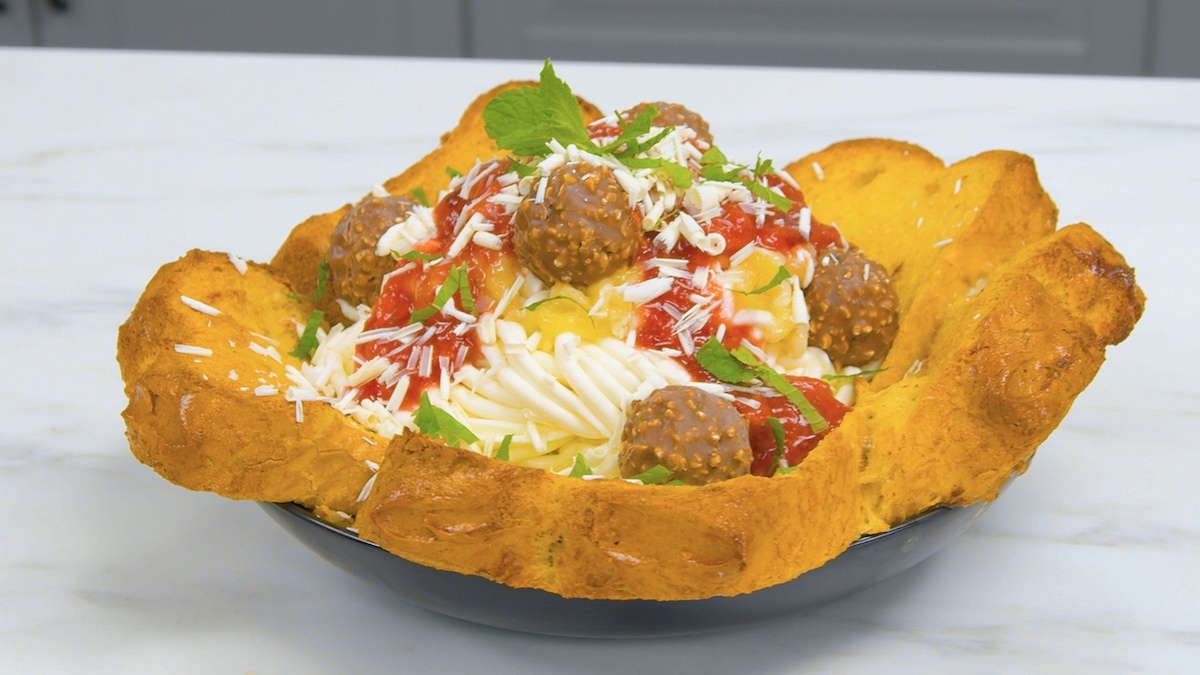 French-Toast-Bowl mit Frischkäse, Ferrero Rocher und Erdbeersoße