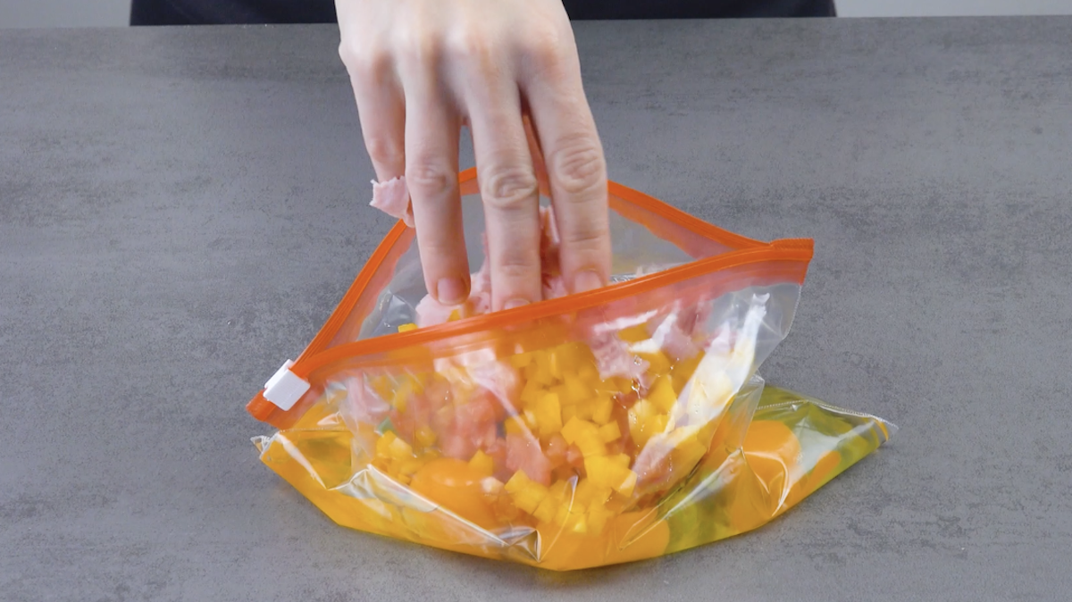 Eier und weitere Zutaten werden in Zip-Beutel gefüllt