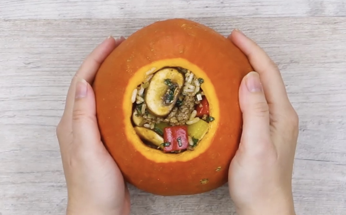 Ausgehöhlter Kürbis mit Hackfleisch-Reis-Füllung von oben