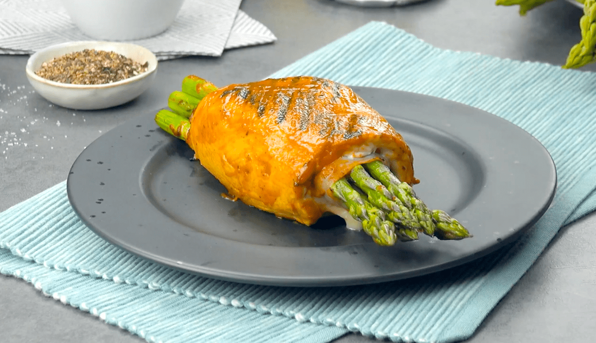 Gerollte Hähnchenbrust mit Spargel, Schinken und Käse