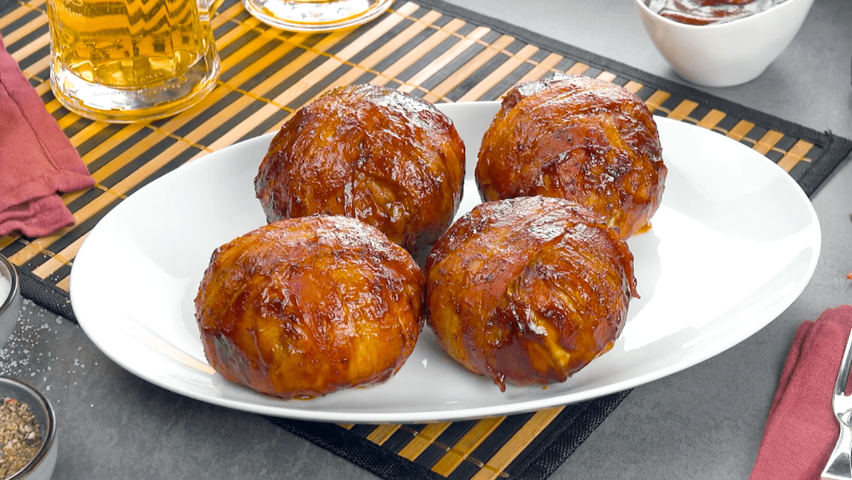 Hackbällchen mit Käse, Zwiebeln und BBQ | zum Grillen