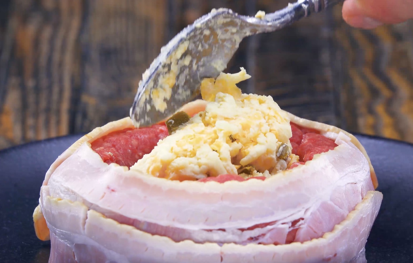 Frischkäse, Cheddar und Mozzarella werden vermengt und in Vertiefung im Hackfleisch gefüllt