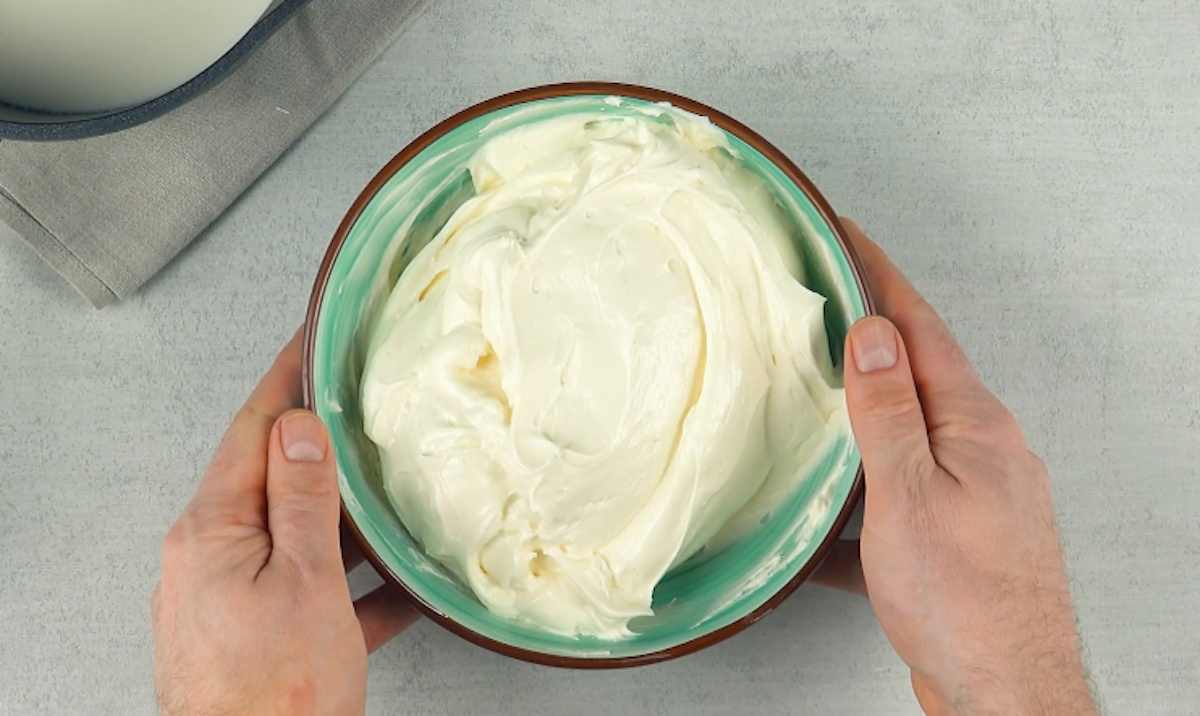 Weiße Creme in Schüssel