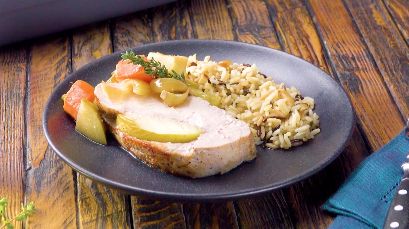 Schweinerücken mit Apfel und Cashew-Reis.