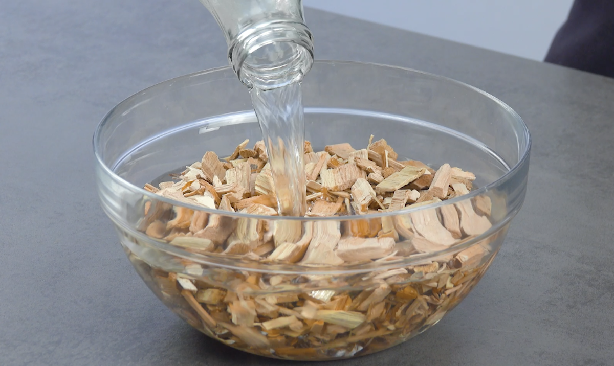 Holzchips in Schüssel werden mit Wasser übergossen