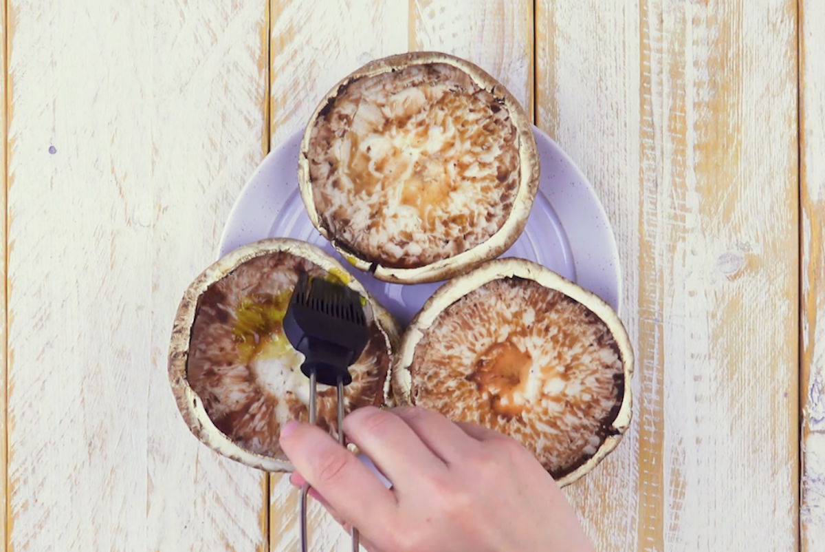 3 Riesen-Champignons werden ausgehöhlt und innen mit Olivenöl bepinselt