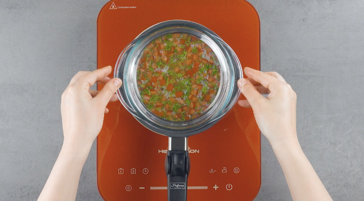 Schüssel mit Eiweißgemisch wird in Topf mit Wasser gestellt und dampfgegart