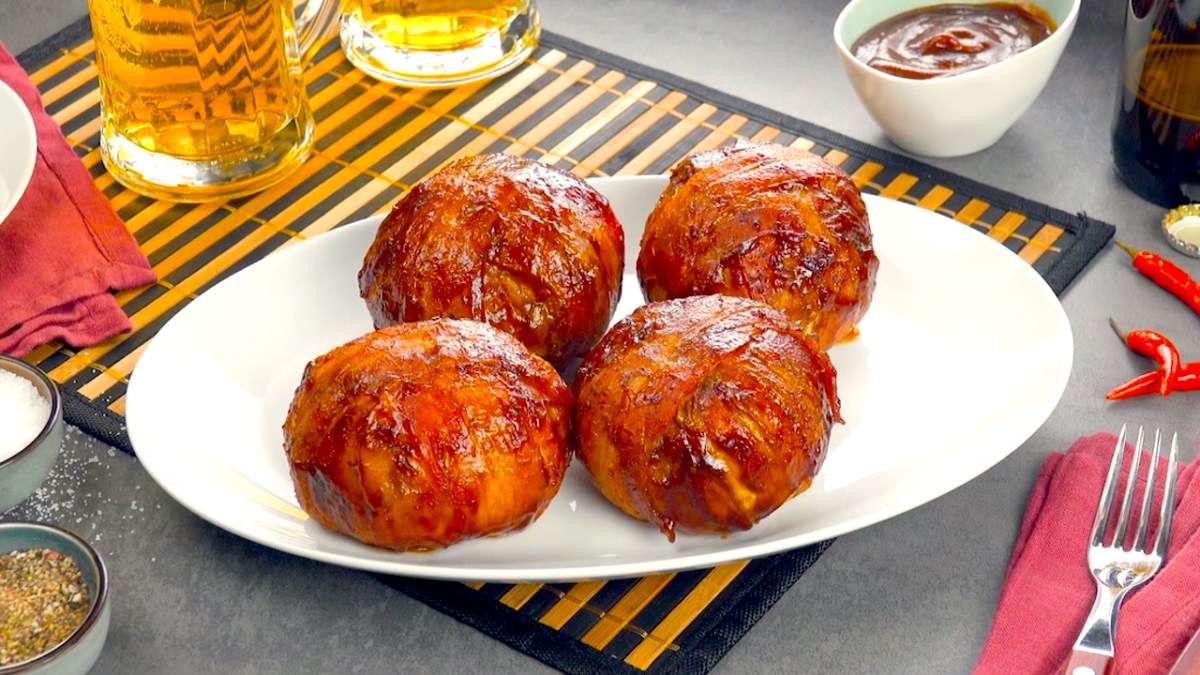 Hackbällchen mit Käse, Zwiebeln und BBQ auf einem Teller