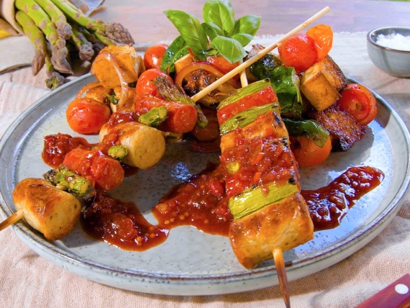 Spargel-Grillspieße auf einem Teller.