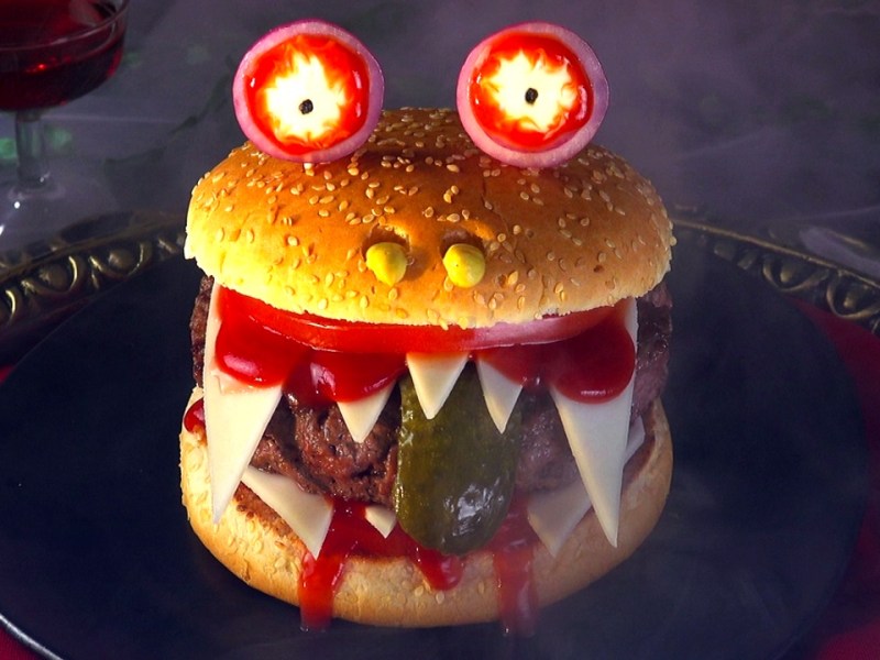 Gruselig-leckerer Monsterburger zu Halloween