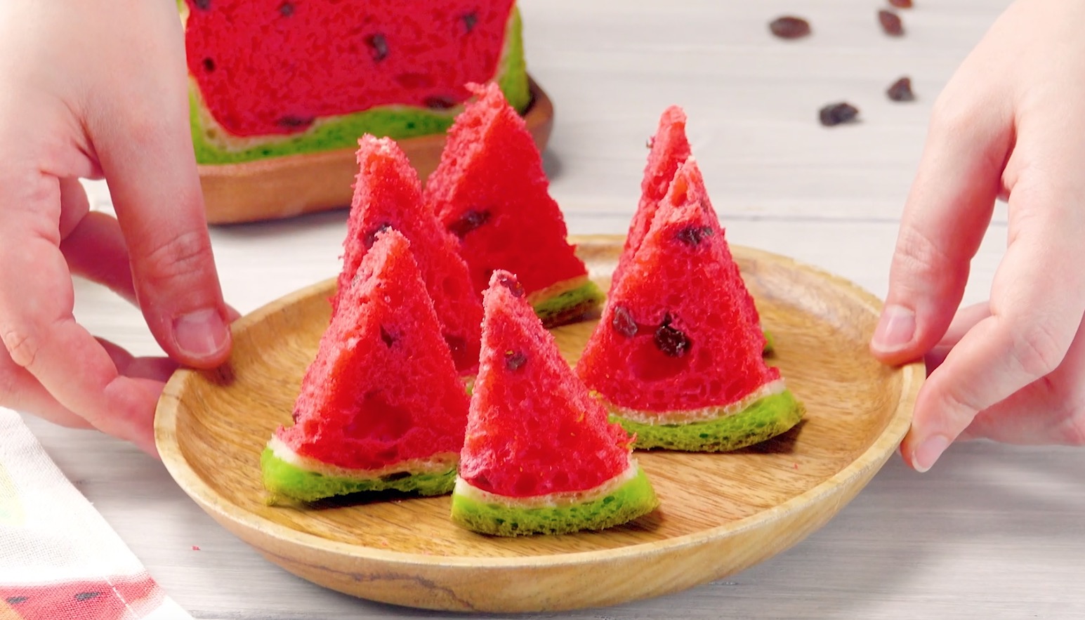 4 Stücke Melonen-Brot auf Holzteller