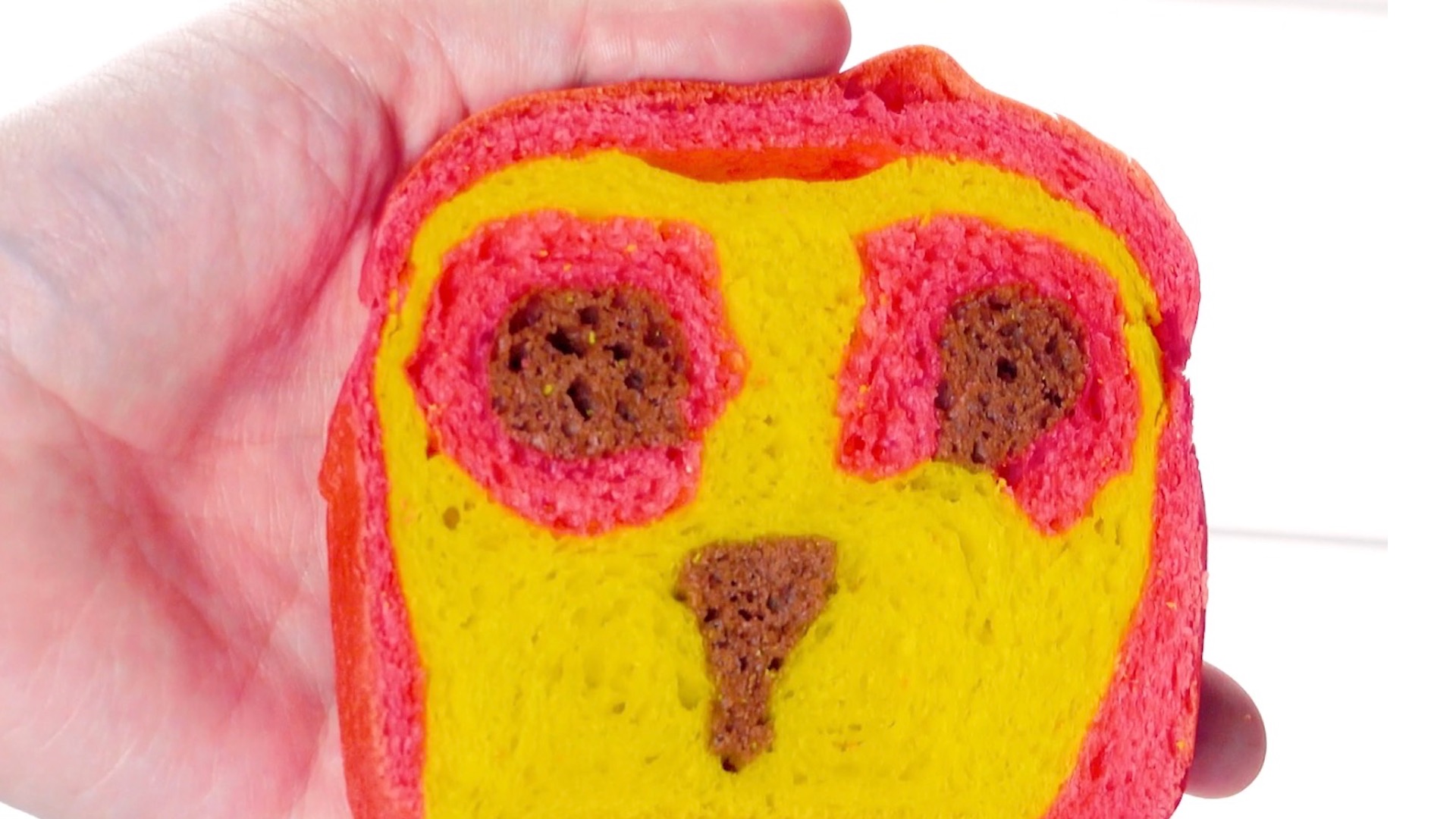 Aufgeschnittenes Uhu-Brot als eines von drei verrückten Broten