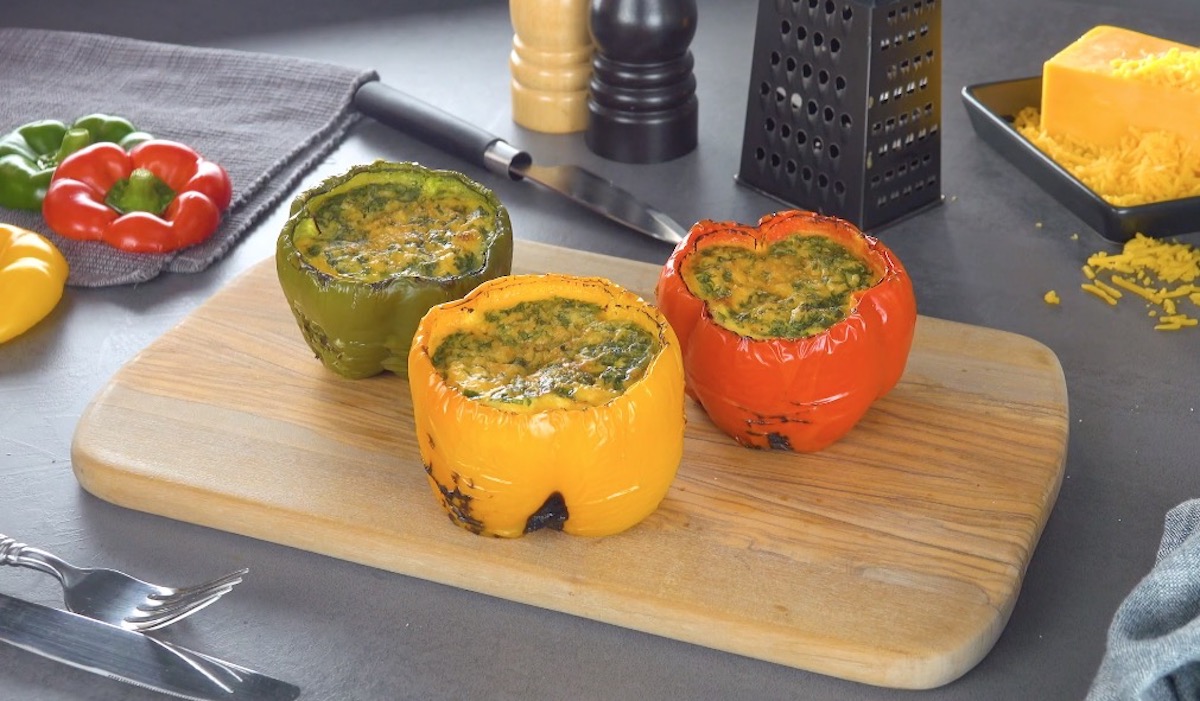 3-mal Rührei in Paprika auf Holzbrett